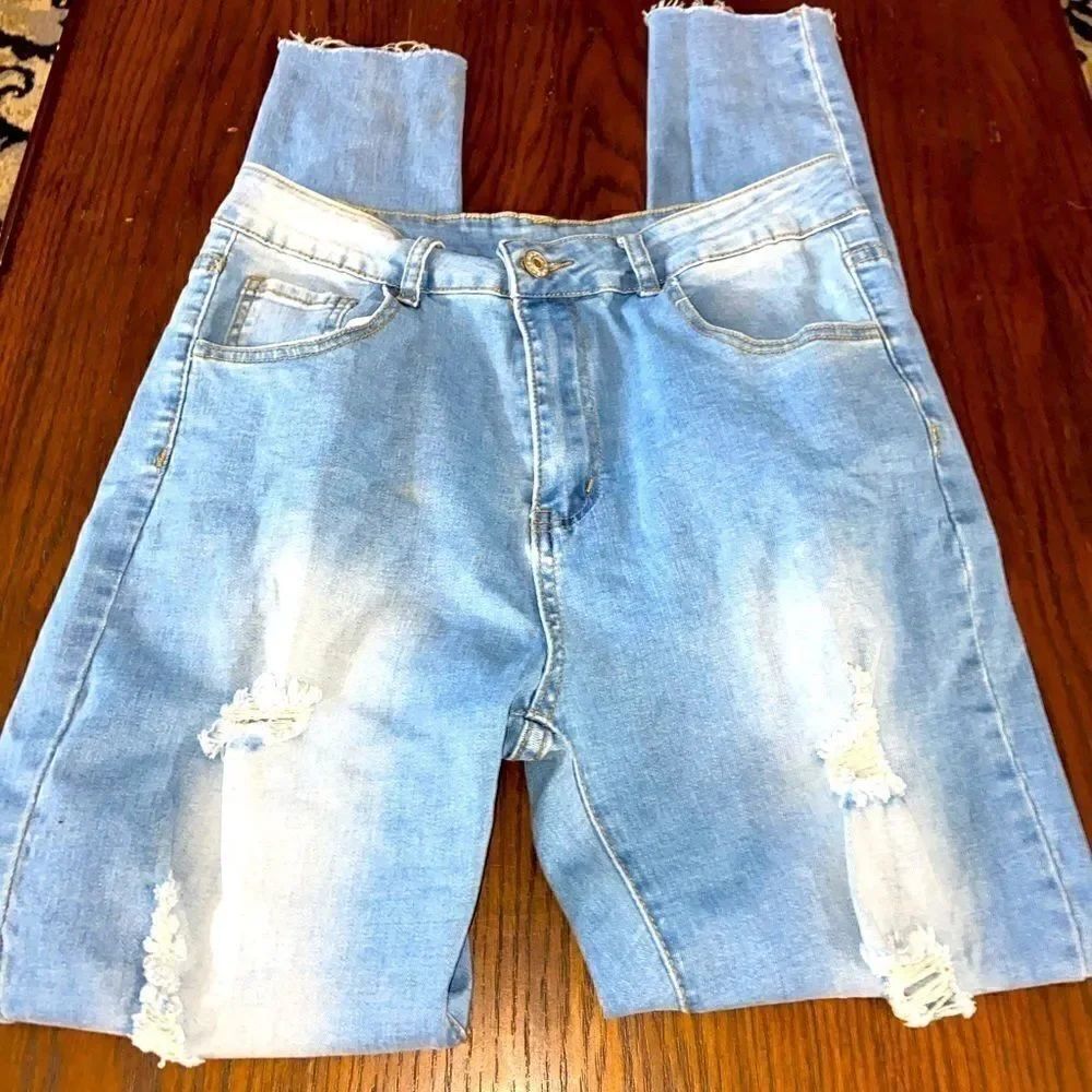 Woman’s shein distressed lightwash skinny jeans